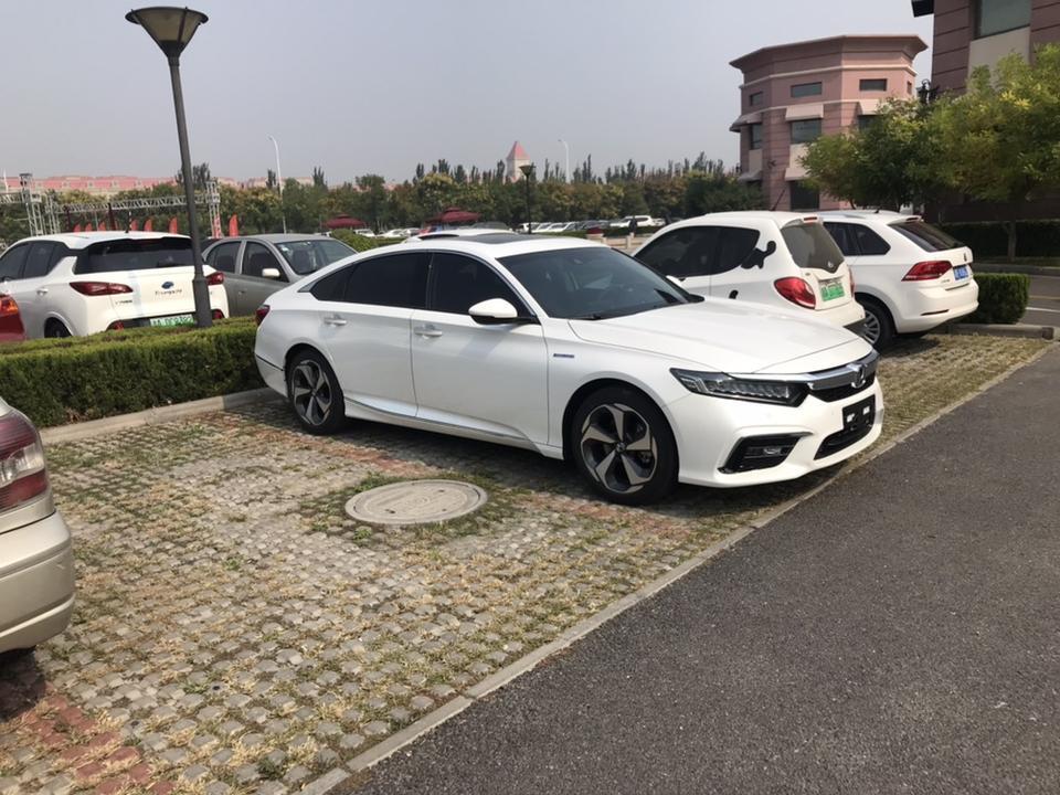 inspire-前天新提的混动净尚版，发现车内没人的情况下，后悬挂左低右高，相差1cm 。问4s店，说是属于正常情况。广大车友遇到过同样的问题吗？你们的后悬挂有没有高度差？