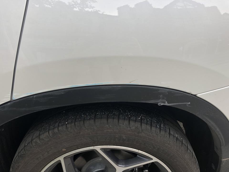 宝马x1-去年十月初买的x1，今天转弯时刮蹭到了一个快递车，自己失误没注意到快递车有螺丝钉伸出来了，刮了两大道划痕?，想问下车友们，这个程度的划痕估计维修费需要多少，算上第二年保险的优惠和涨幅，走平安保险的司机责任险或者刮蹭险划算吗？