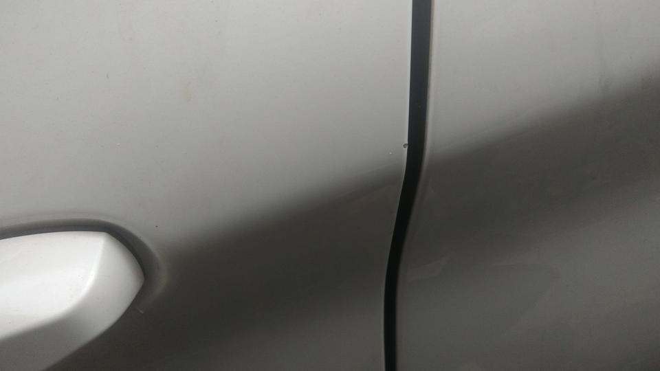 宝马x1-X1车友们，停车开门时候碰着墙上了，漆面掉了一点点，严不严重，有什么能修复的