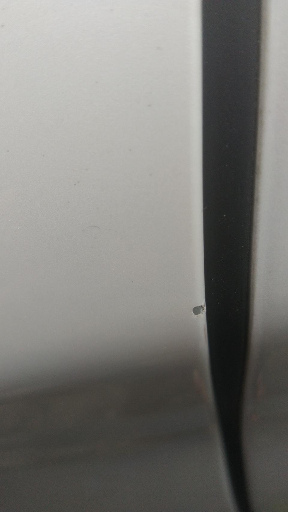 宝马x1-X1车友们，停车开门时候碰着墙上了，漆面掉了一点点，严不严重，有什么能修复的