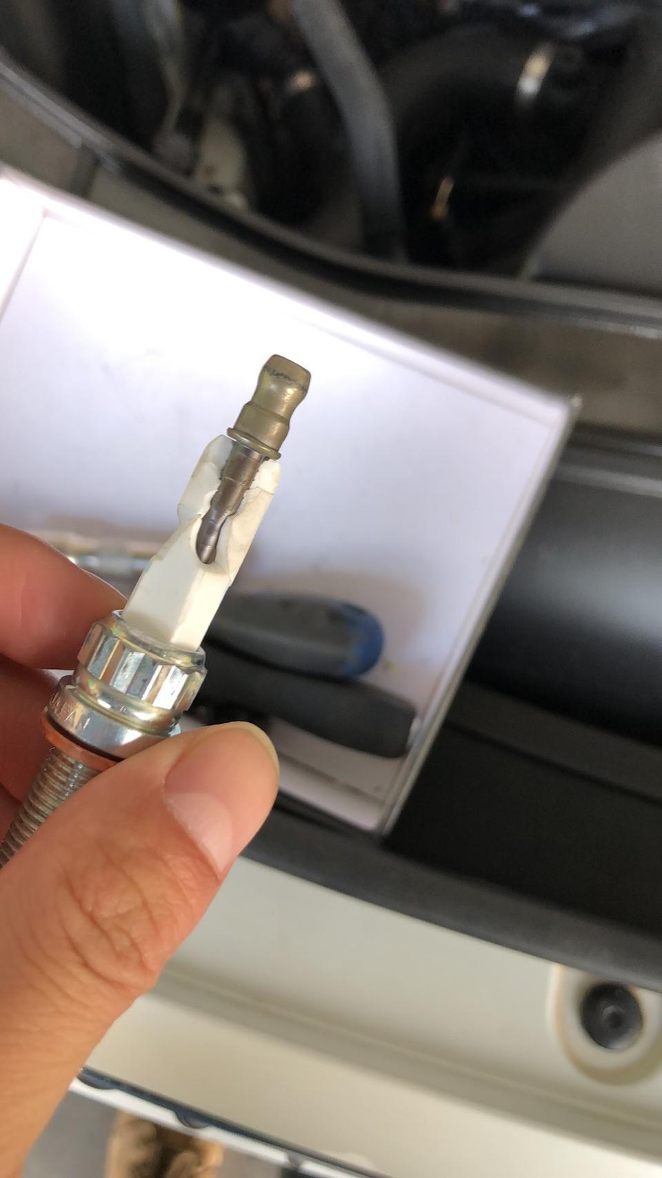 宝马x1-昨天下午在外面修理厂更换了火花塞，员工失误造成火花塞碎片掉入缸体，先用长嘴气枪吹了缸体，后面用内窥镜加吸尘器把缸体碎片取出了，我担心在吹缸体的时候可能将小碎片吹入缸体边上的缝隙里面，我科普过有人说没有问题，能掉下去的都是很小的碎片，也有人说高温可以把陶瓷碎片烧成粉末所以并无大碍，也有人说不能烧成粉，也有人说可能还是会导致拉缸或者烧机油在或者缸体损伤。
请问到底怎么样啊！