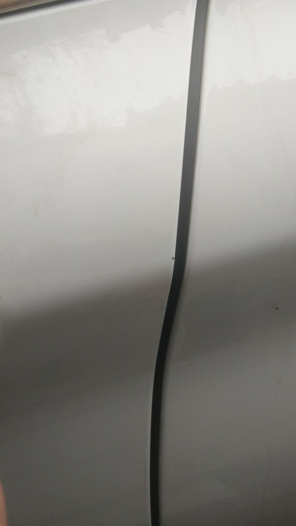宝马x1-X1车友们，停车开门时候碰着墙上了，漆面掉了一点点，严不严重，有什么能修复的