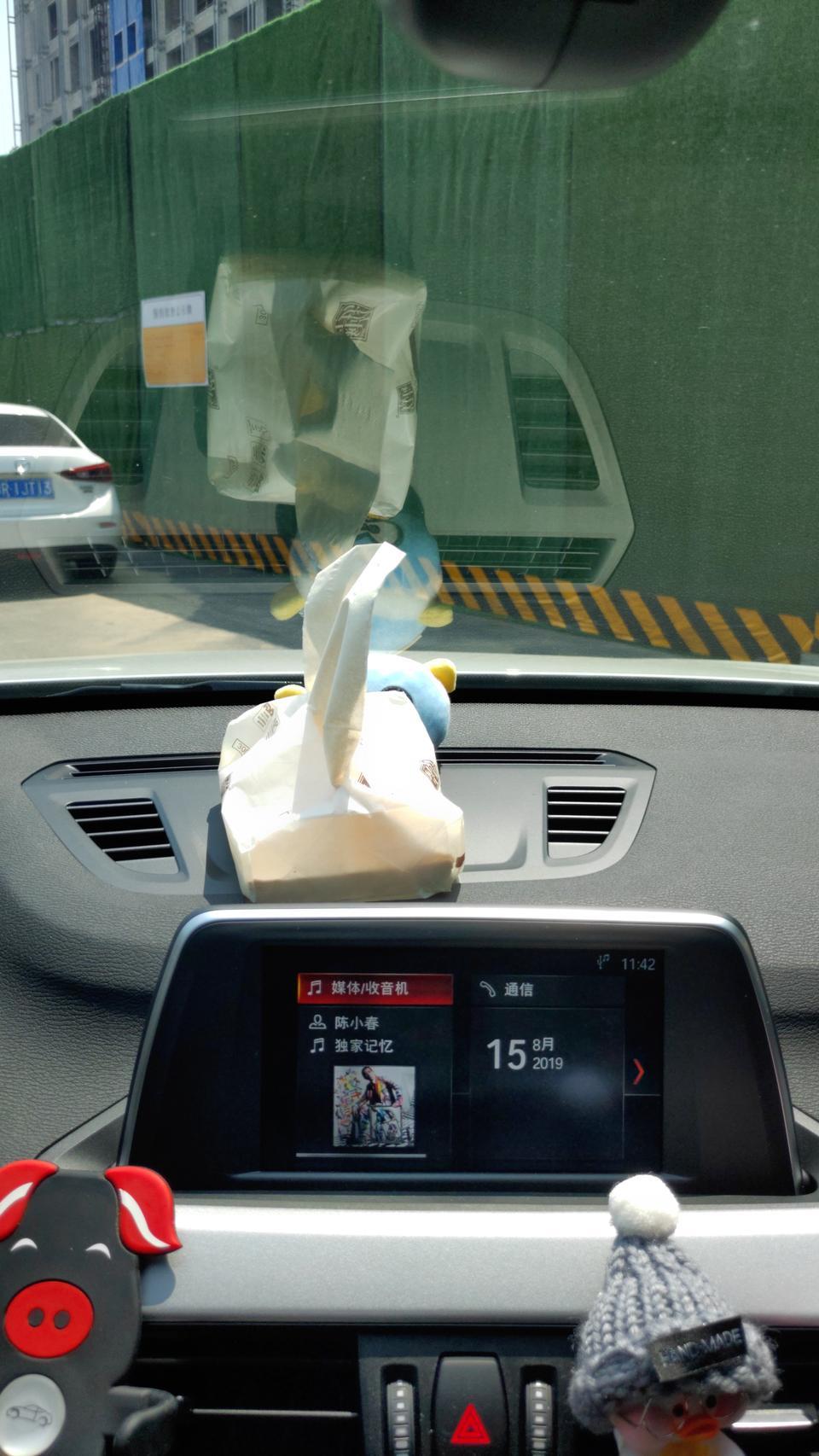 宝马x1-请问空调怎么控制前挡玻璃的出风口。只要一开空调，这上面的出风口风量特别大。