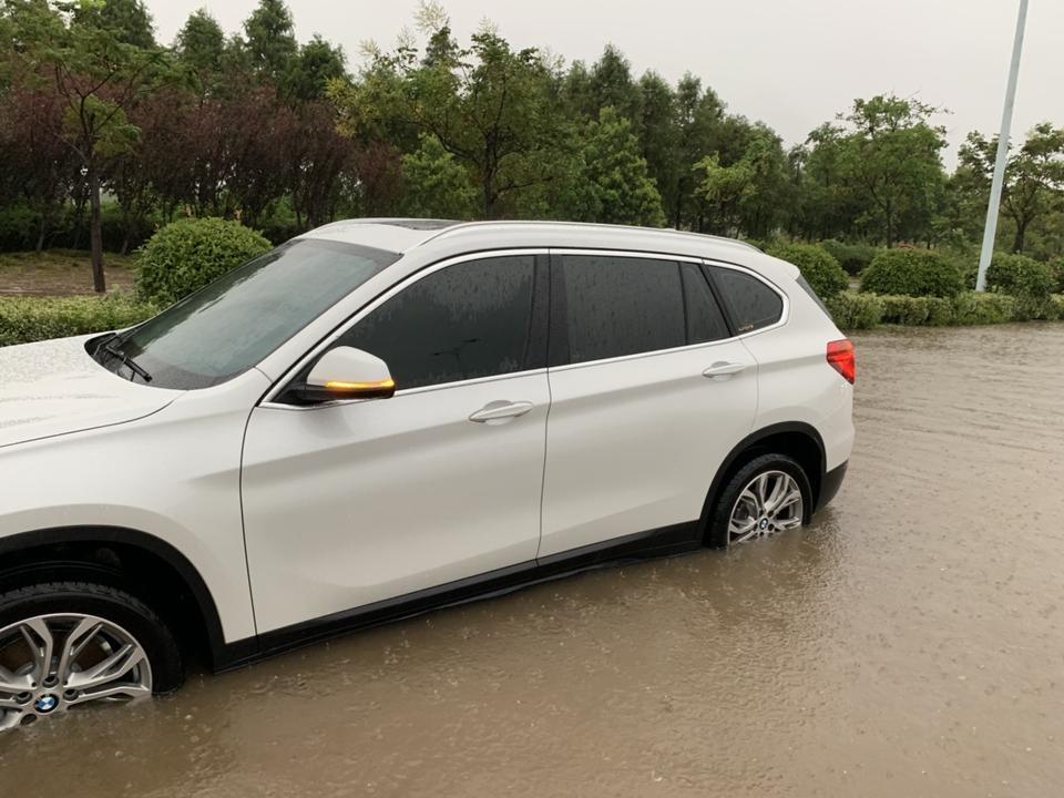 宝马x1-涉水熄火没二次点火修发动机 才买两个多月 水里开着熄火了 也没二次启动 拉4S店后拆了轮胎说盘不动要拆发动机 现在拆完说连杆曲轴和活塞都坏了 修一下要8万 拆解工时再加1万6 怎么会坏那么多啊 4S店会坑我吗