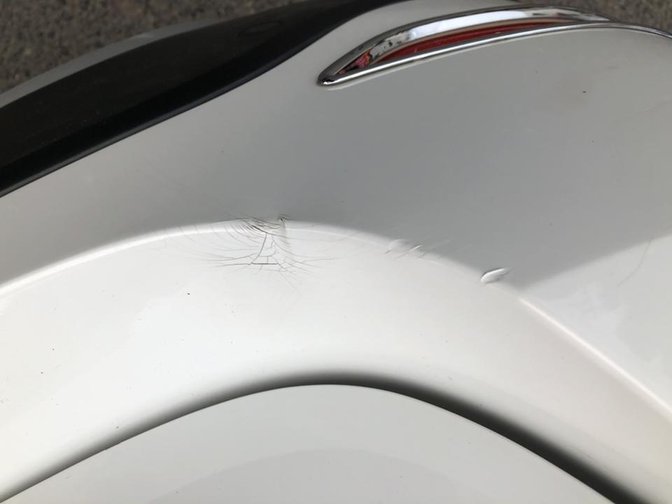 今天下坡堵车时看了下手机，直撞了宝马X1后面，撞坏后面，第二张侧边刮坏的不是，但第二张侧分离盖被撞那边起来了一点，第一发生事故，应为有急事所以选择私了，给了六百预付赔款，后面再一起去四Ｓ维修，后期我应该如何做才能降低损失？求告知。