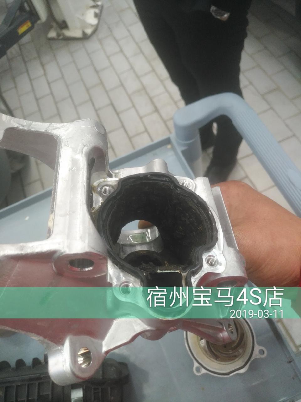 这就是宝马X1的质量4个月的车发动机水道就浮石成这样8000公里