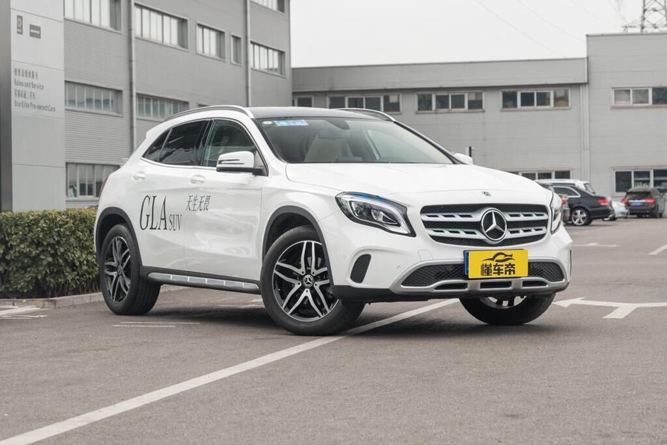 宝马x1-25万左右落地，主要老婆开，市区上下班。200公里以内出行。GlA x1 A4 ct200，这几款车哪个合适？