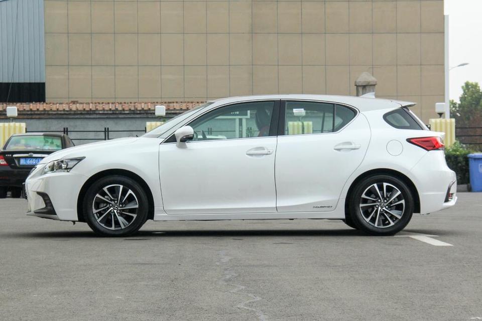 宝马x1-25万左右落地，主要老婆开，市区上下班。200公里以内出行。GlA x1 A4 ct200，这几款车哪个合适？