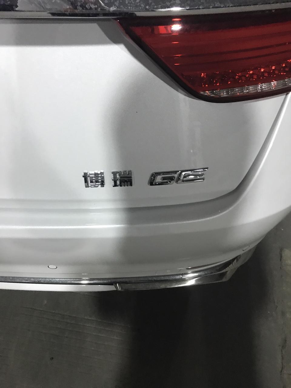 博瑞-垃圾车，今天是我买的第三天，就提车那天没问题，昨天早上我去开车就打不着火，后面叫了保险来救援，电瓶没电帮电就好了，今天早上也是一样打不着火，给4S店打电话说是电瓶负极螺丝没紧，好吧我认了，又叫保险来救援，顺便把螺丝紧了，然后我重重庆开到四川达州来了，螺丝也是紧的，就停下来加个油，又他妈打不起火了，还他妈在高速加油站，保险救援进不来高速，4S店也一样，让我自己找拖车，我他妈等在高速加油站窝火得很。