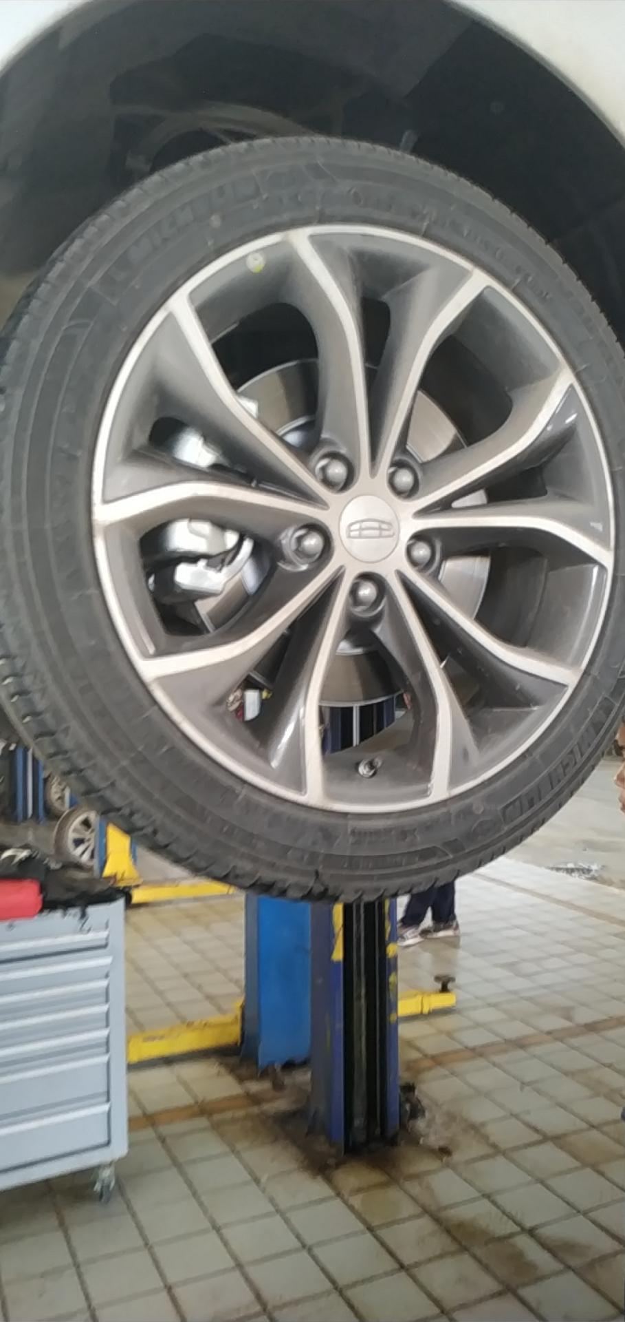 博瑞-20款新车，780公里，昨天听到左前轮转弯过不平整路面会吱嘎响，今天去4s检查了一番，没有解决，说要换减震总成，这个有影响吗，会不会换了没有以前的好