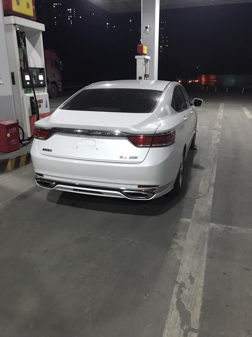 博瑞-垃圾车，今天是我买的第三天，就提车那天没问题，昨天早上我去开车就打不着火，后面叫了保险来救援，电瓶没电帮电就好了，今天早上也是一样打不着火，给4S店打电话说是电瓶负极螺丝没紧，好吧我认了，又叫保险来救援，顺便把螺丝紧了，然后我重重庆开到四川达州来了，螺丝也是紧的，就停下来加个油，又他妈打不起火了，还他妈在高速加油站，保险救援进不来高速，4S店也一样，让我自己找拖车，我他妈等在高速加油站窝火得很。