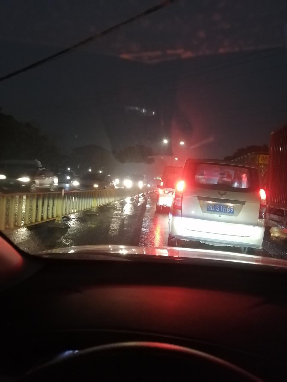 各位大神帮我看一下我是小白，刚提的逸动先锋12天了，刚提的时候前挡上有几个数字，销售说每个车都会有，然后他拿了喷了点东西用毛巾擦掉了，当时我看到说有这个阴影，他说过几天就回没了，这都12天了还有，尤其是晚上开车有路灯的气候特别明显，我今天有问4s店销售他说除雾没开，我开了还是这样，我该怎么办，还是说你们的车也是这样吗？，在线等，求大神解答