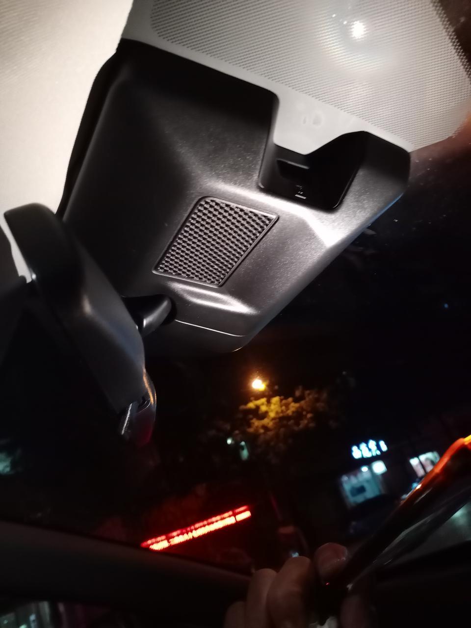 逸动-今天提的长安移动光速版的，厂方原配行车记录仪怎么没有屏幕，请问车友们，这个行车记录仪是图二这样的吗？