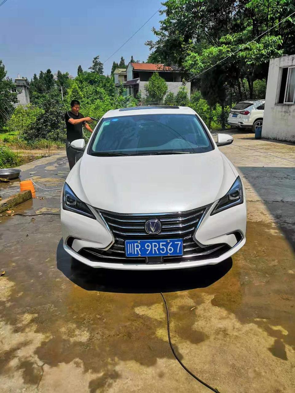 这是长安逸动什么配置？开了一万公里不到，现在大概能卖多少钱