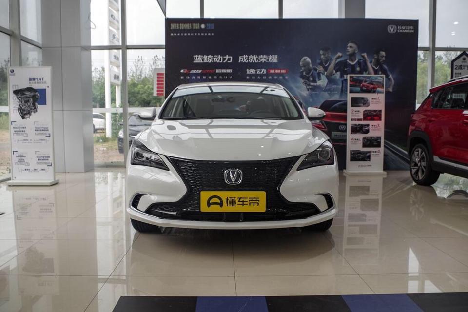 逸动蓝鲸版入门级 分期付款首付百分之30落地的话需要多少钱 入门级和中配那个性价比高一点呢？