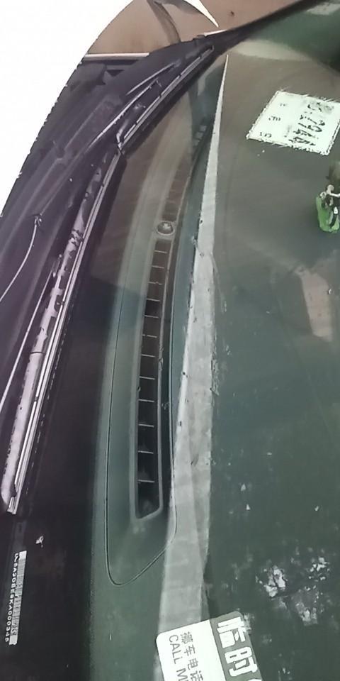 逸动-小东西掉进这个前挡风玻璃除雾出风口里怎么办，用最大的风吹不出来，有什么别的办法吗？