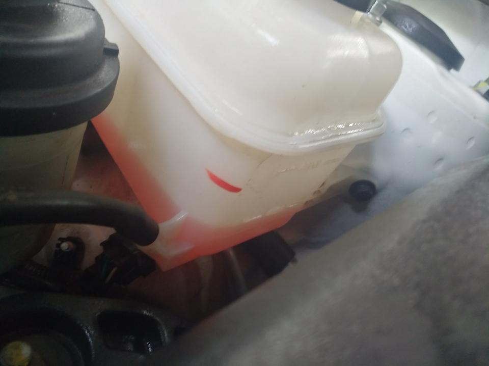 逸动-最近手动挡油耗奇高，昨天洗车发现防冻液见底了，这个跟油耗高有关系嘛？