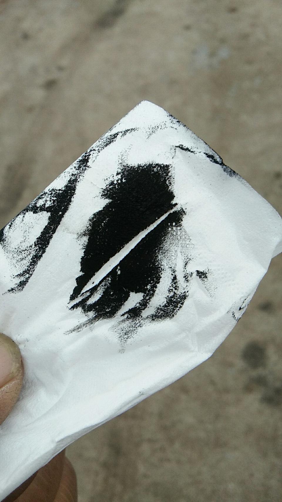 请大家帮帮忙啊！我的逸动二代刚买两个多月跑了三千多公里发现排气管里面黑黑的，你们的有没有这种现象啊！求解