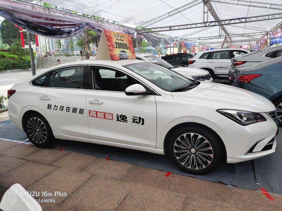 逸动-昨天去车展看了下 这车不错啊 坐进去感受了一下也挺不错的 就是方向盘感觉有点别扭 唯一担心的就是油耗