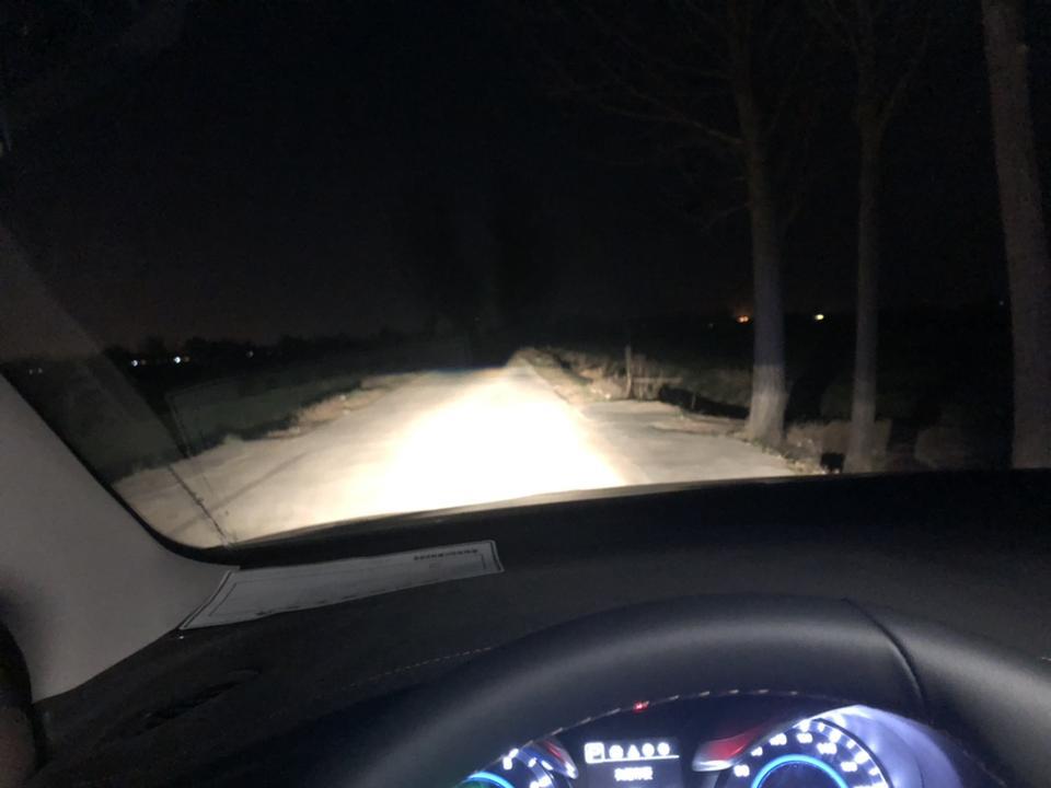 逸动-为什么近光灯左边角感觉遮了一块