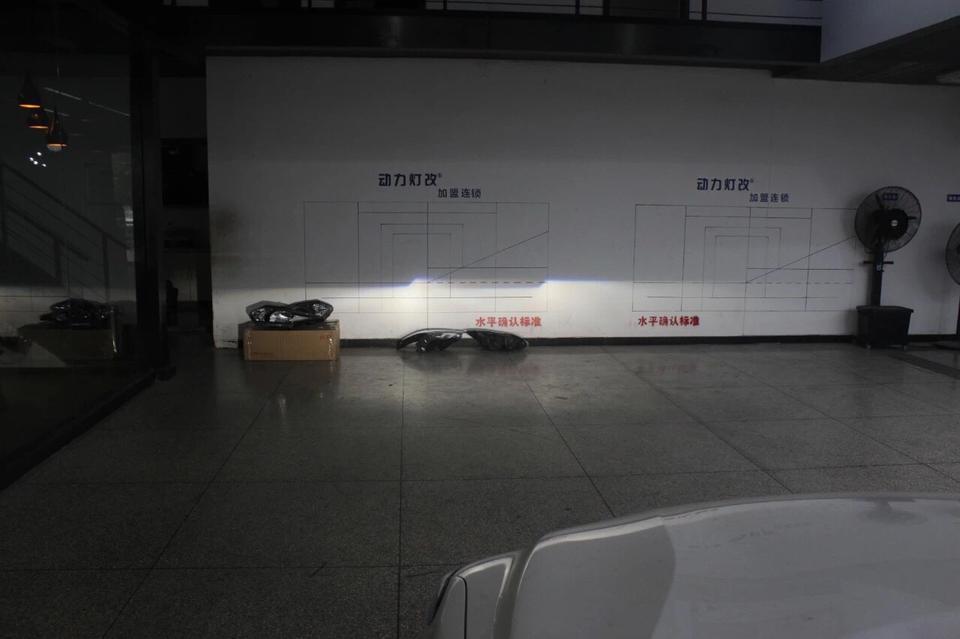 长安逸动升级车灯，原先这昏暗的灯光不论是开夜路还是雨路，真心不够用，升级海拉五双光透镜及氙气灯之后，还担心什么！南京改灯