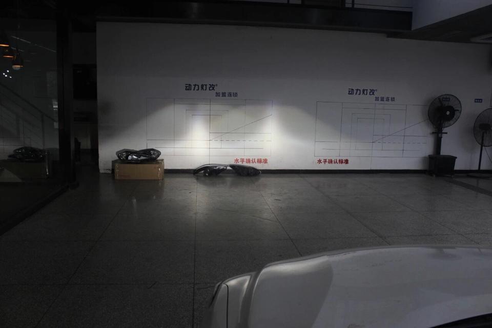 长安逸动升级车灯，原先这昏暗的灯光不论是开夜路还是雨路，真心不够用，升级海拉五双光透镜及氙气灯之后，还担心什么！南京改灯