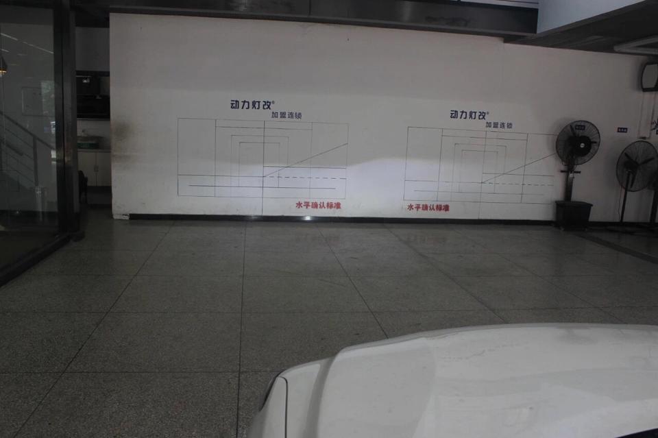 长安逸动升级车灯，原先这昏暗的灯光不论是开夜路还是雨路，真心不够用，升级海拉五双光透镜及氙气灯之后，还担心什么！南京改灯