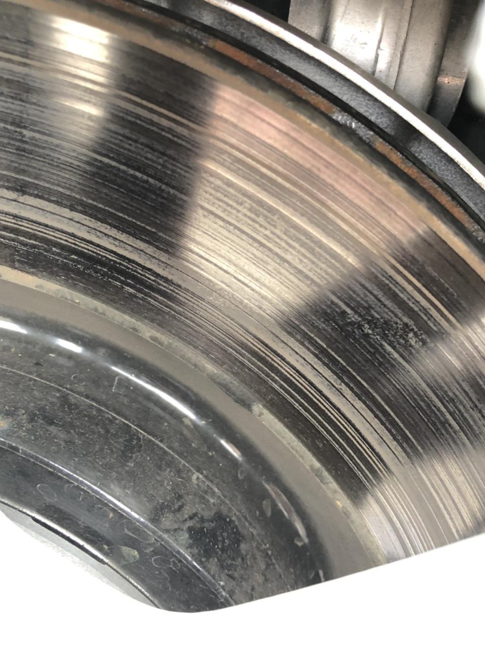 捷豹xel-8月刚刚买的xel豪华，屏幕500公里黑过，现在1400公里屏幕会调屏，而且开着开着自己就黑了，过一会又好了，40码地盘会很清脆的咔一声，驾驶室空调口颠簸有异响，后左轮刹车片不光滑刹车盘都磨出波纹！变速箱升降档拖拽太明显，有没有大神帮忙
