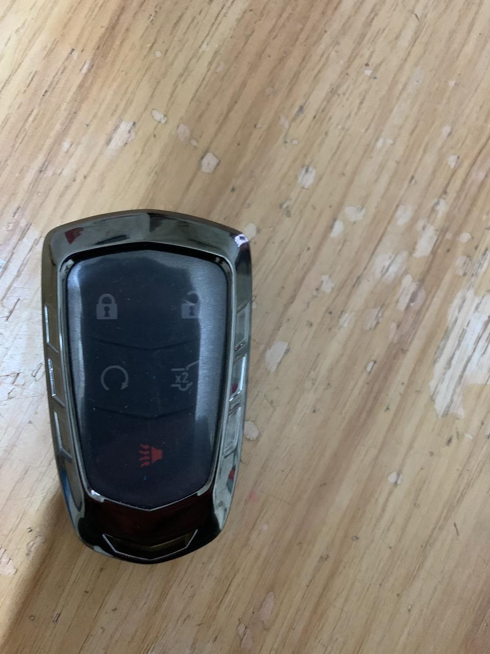 凯迪拉克xt5-这个是两驱豪华版的钥匙吗？谢谢