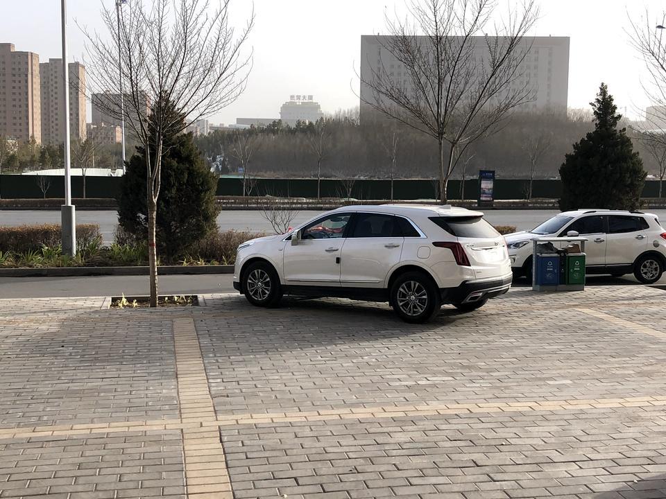 凯迪拉克xt5-方向盘和油门踏板在低转速50/60迈的时候轻微震动 什么情况啊 搞的难受死了 过一会就没有了 一会就有了