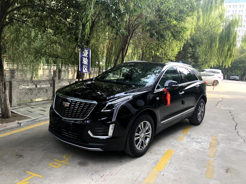 凯迪拉克xt5-今天刚提了28T两豪 全款落地31.3 送了流媒体 360 除首保又送了两次保养 全车膜 脚垫后备箱垫 这个价格合适吗 女生提了黑色?