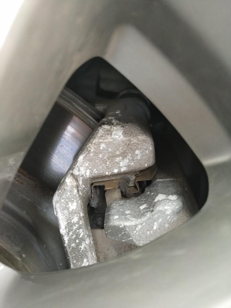 凯迪拉克XT5,购车两年车四轮制动夹钳上和制动盘上有未知白色溅射物，不能擦掉，去4S店都说不知道是啥东西喷上面了，没去过有腐蚀的地方，车就停在小区里，请问谁知道这是啥?怎么处理哇?