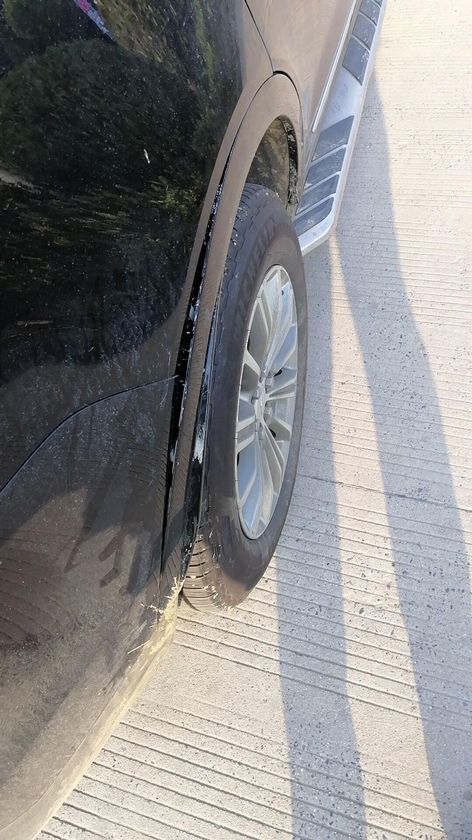 凯迪拉克xt5-轮眉卡扣上次被蹭坏了 现在按不上 能不能用玻璃胶黏上，会不会有问题，不想去4s