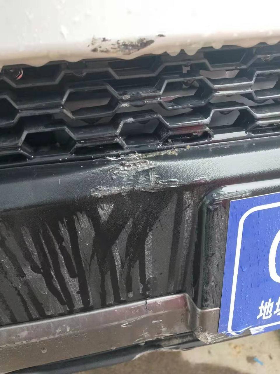 长安cs75-大佬们。开了没几天的车昨晚上撞墙角上了。牌子都还没上。郁闷死了。这样的要怎么挽救。前面这里会生锈吗。保险杠地盘下面还没看。不知道下面有没有事