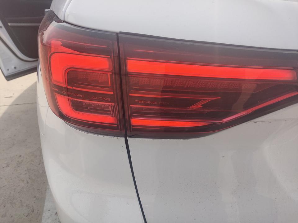 长安cs75-2020款cs75，白天打着车，尾灯上的夜行灯也跟着点亮，正常吗？