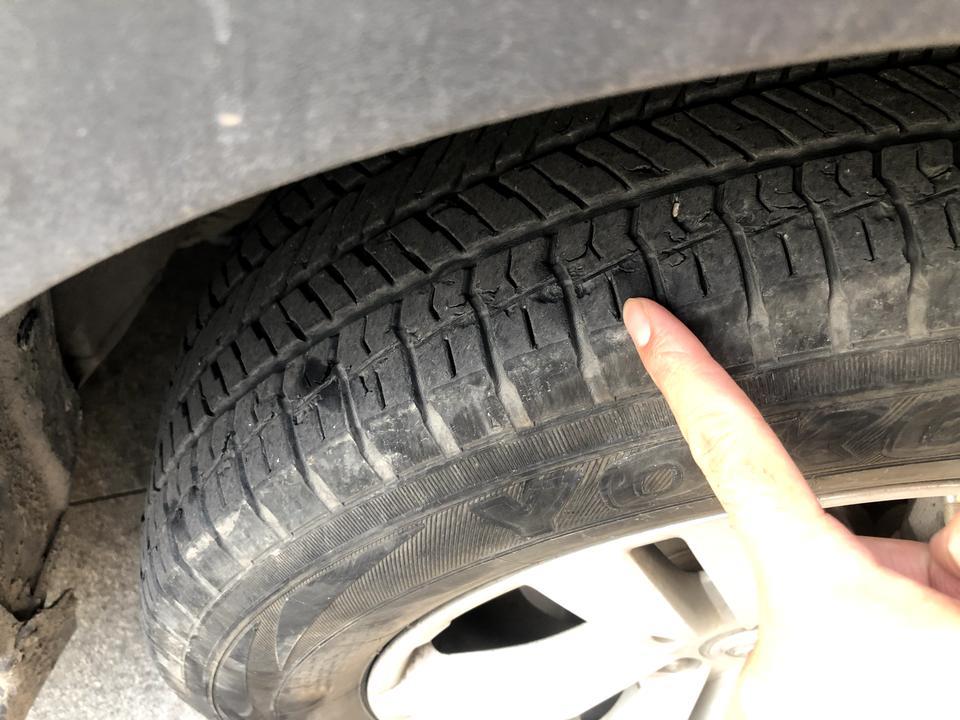 长安cs75-车友们，我得轮胎这是遭遇了什么我想知道，两个前轮胎全这样了。