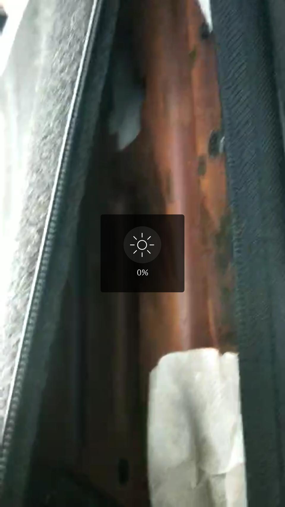 长安cs75-打开后座拉练一排都是生锈，请问这正常吗？为什么一点油漆都没有喷一下！