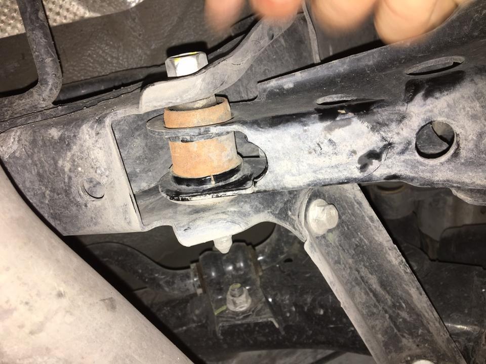 长安cs75新车18款的到现在正好一年，后轮下支臂那里有一个小口子不知道怎么回事