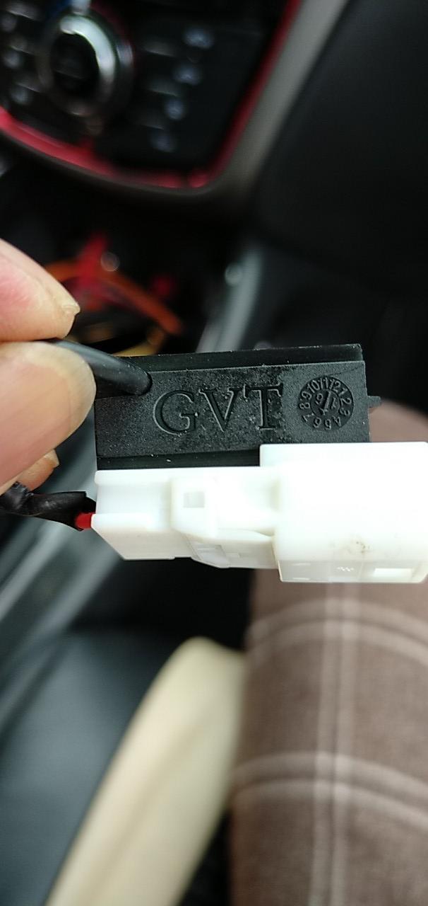 长安cs75-这个是从阅读灯旁边那个小孔里面撤下来的，请问是不是车载蓝牙麦克风送话器，如果不是，那么请问大师傅些，车载蓝牙麦克风送话器在那个位置