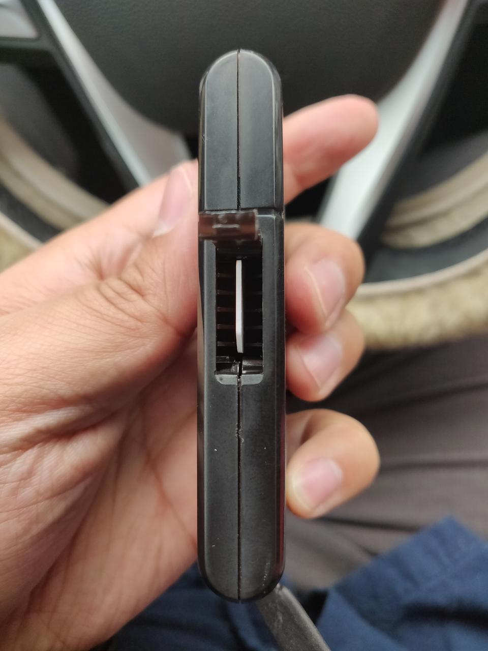 长安cs75-请问大佬们，正事我在驾驶室脚位置上方发现的东西，这是什么？