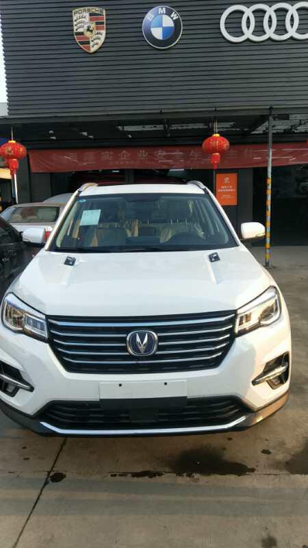 长安cs75-在网上查询了那么多车，然后到4s店看了，本来想买大众捷达或者桑塔纳的，但是大众空间太小了，然后去长安4s店看了，第一眼就被现实中的CS75吸引了，也没有试驾，直接咨询好就提车了，目前来说真的很棒，很满意。
