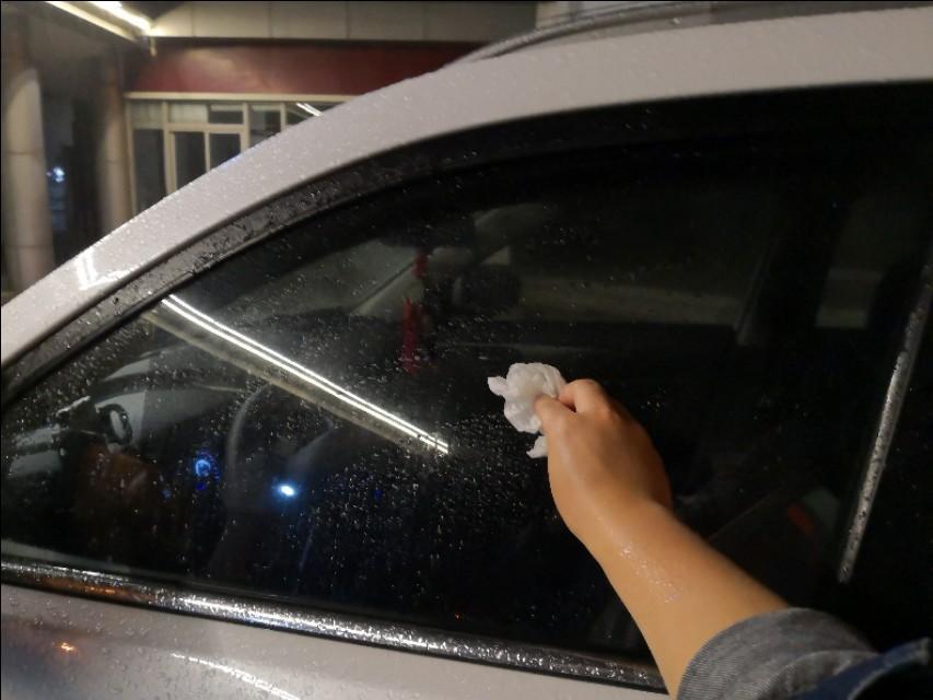 长安cs75-夜晚时，爱车玻璃上总是有一层薄薄的东西。下雨的时候也有！用雨刮洗刷都没用！大家有这种情况吗？高速上行驶着，实在没办法，停车赶紧清理一下，用毛巾擦都不掉！你是怎么解决的呢？有没有好的办法呢？