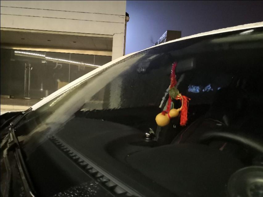 长安cs75-夜晚时，爱车玻璃上总是有一层薄薄的东西。下雨的时候也有！用雨刮洗刷都没用！大家有这种情况吗？高速上行驶着，实在没办法，停车赶紧清理一下，用毛巾擦都不掉！你是怎么解决的呢？有没有好的办法呢？