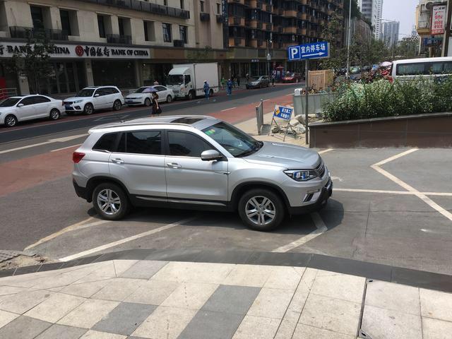 大家看看这是长安cs75哪一款，颜色是？多少价格