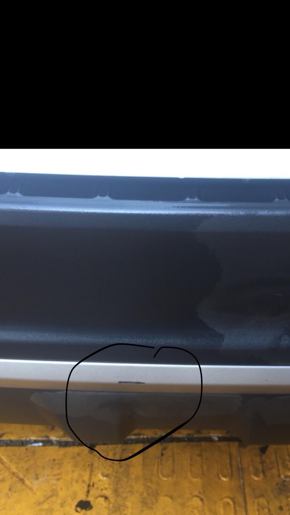 长安cs75-cs75原车后保险杠亮条是什么颜色？被别个停车时轻微碰了一下掉了掉漆应该怎么处理？可以用补漆笔吗？