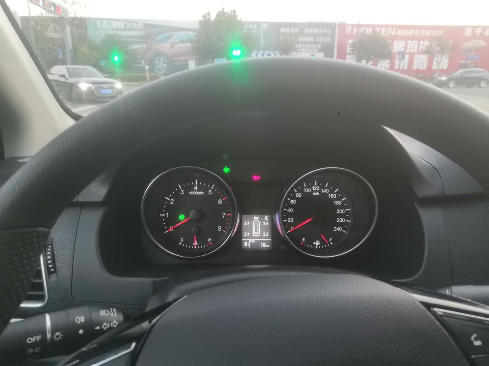 哈弗m6-两天前刚提的新车，等红绿灯的时候，踩刹车之后会熄火，熄火之后就会出现这个红色的小油壶，这是什么情况啊？是车子有问题吗？，4S店的销售说是智能启停，这个说法靠谱吗？拜托各位大佬了