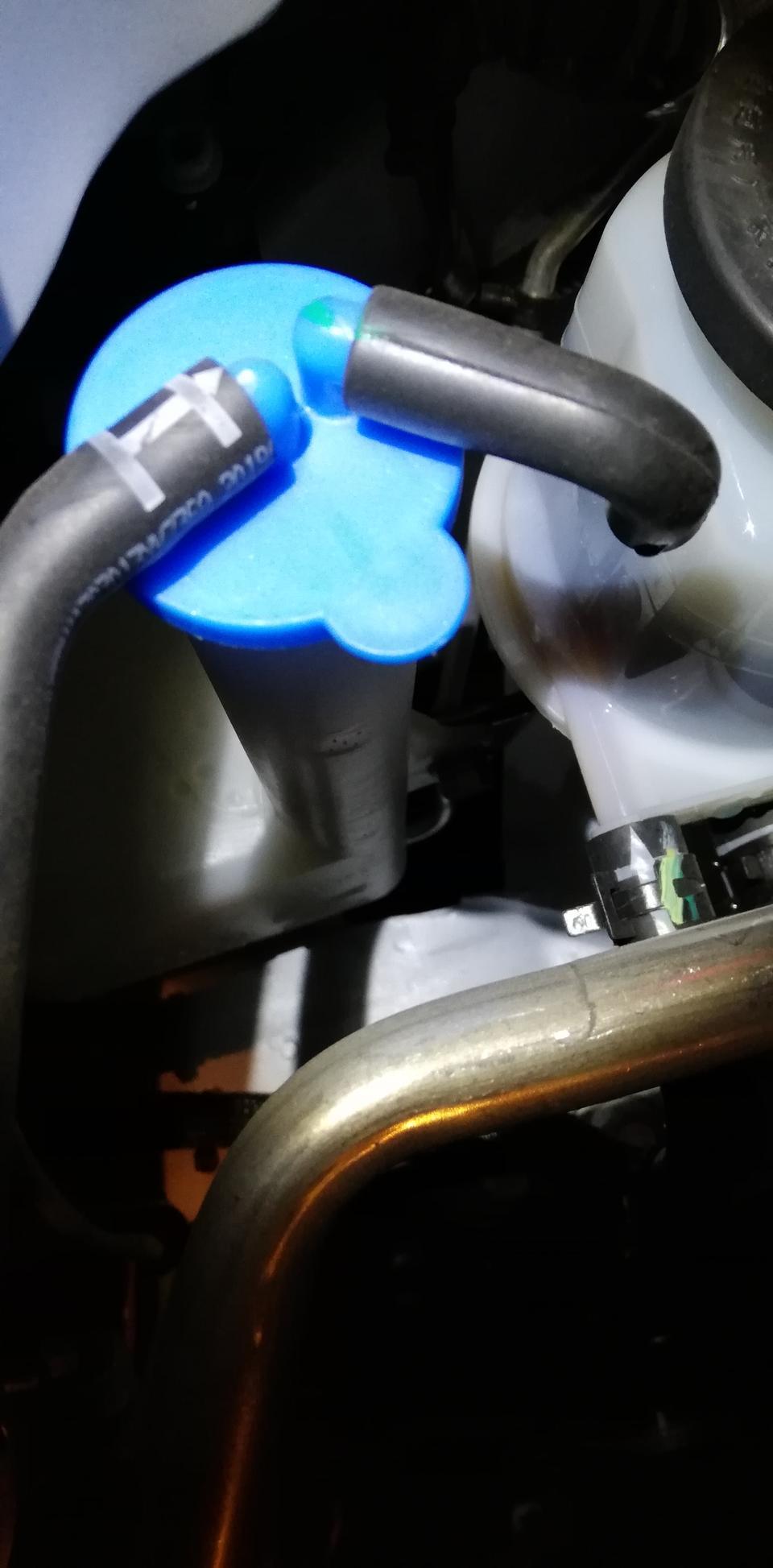 哈弗m6-谁知道这是什么东西，里面的液体在最低位，不知道里面是什么液体，干什么用的请大伙赐教一下
