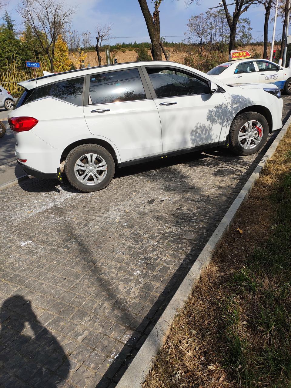 哈弗m6-新车6年免检，是直接免检了，不上检测线。还是要办什么手续才6年免检，给个两年换标，