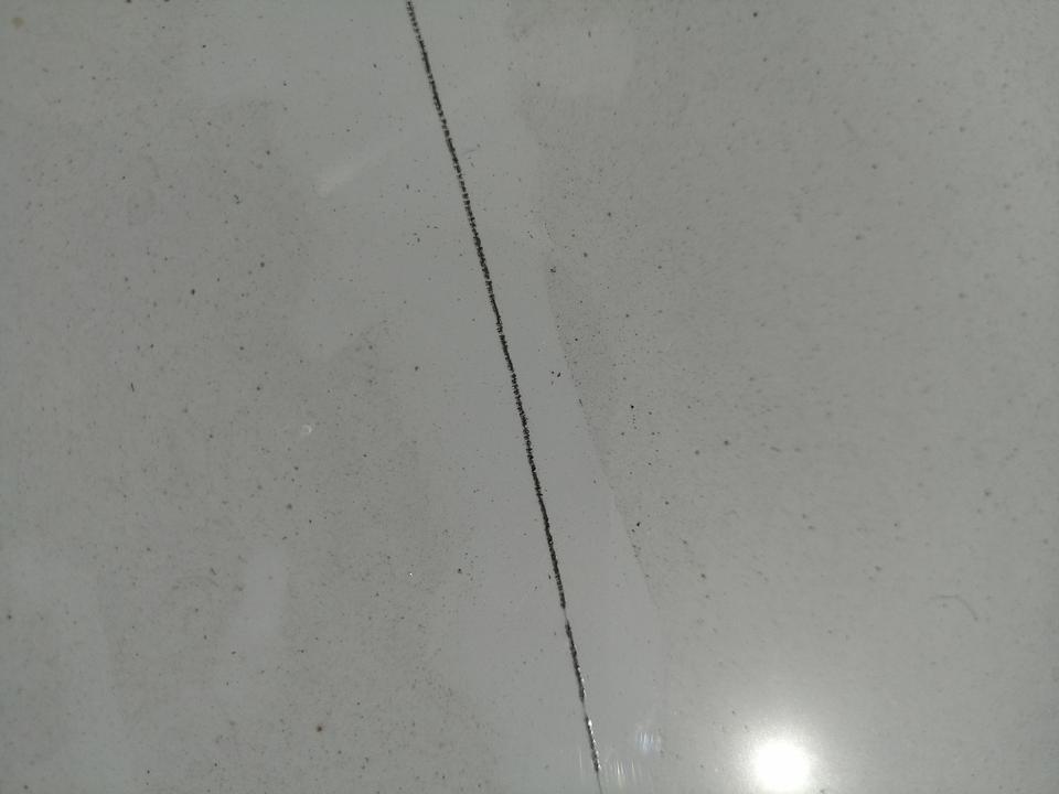 哈弗m6-车漆让蹦起来的小石子刮到了，应该是划到底漆了，大约十几公分长，位置在车盖子上，求助该怎么办？新车
