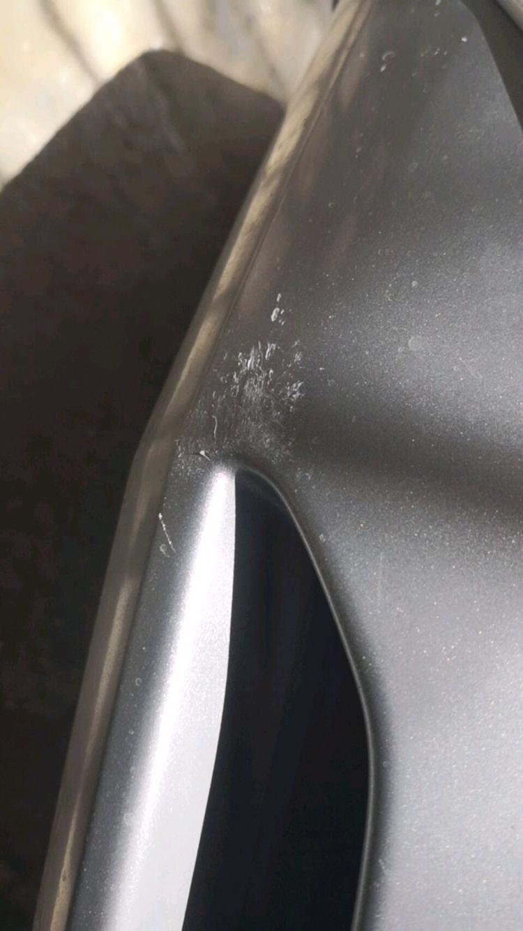 哈弗m6-防撞梁确实不错，今天今天提车快一个月了，完成上路牙第三撞，油门老给大，哈哈